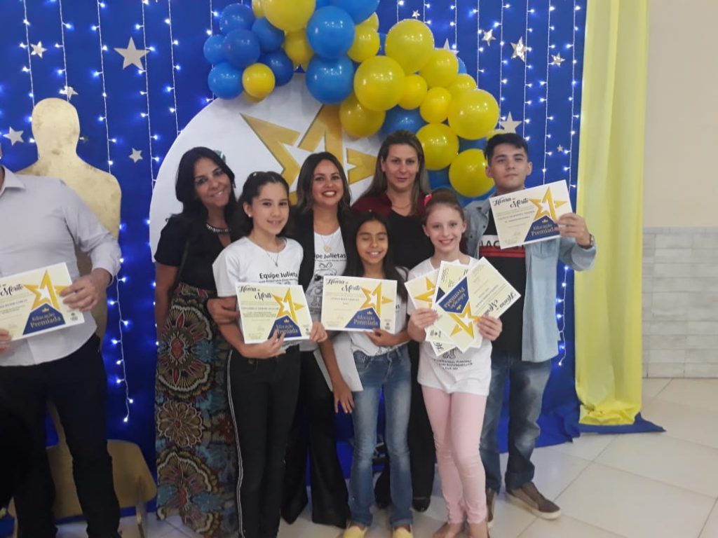 A escola municipal Prefeito Orlando Mendes Gonçalves celebra o reconhecimento do projeto de Robótica-Reciclando e Recriando através do lixo eletrônico. Robótica Sustentável. 1