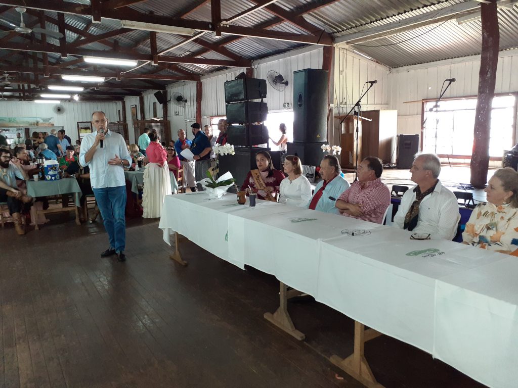 Hélio Peluffo prestigiou troca de patronagem do CTG Querência da Saudade Hélio Peluffo prestigiou troca de patronagem do CTG Querência da Saudade