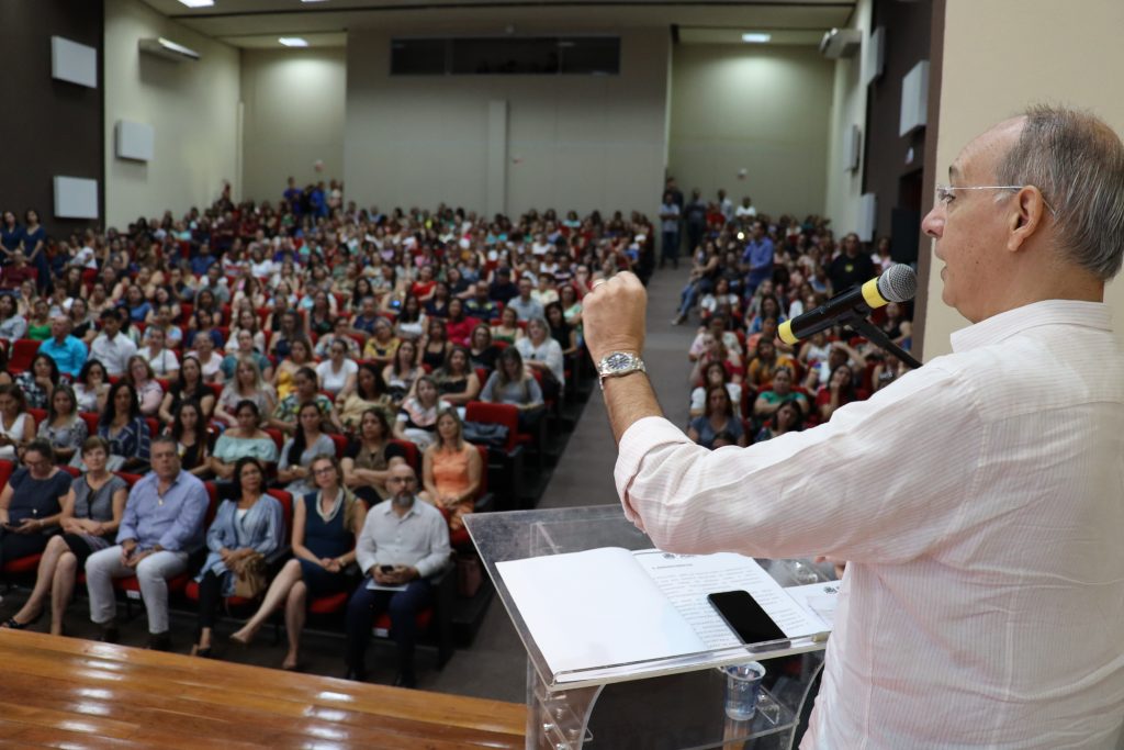 Prefeito Hélio Peluffo abre ano letivo e destaca investimentos na Educação Prefeito Hélio Peluffo abre ano letivo e destaca investimentos na Educação