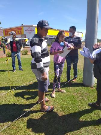 Os arames não seguram a solidariedade e a vontade de ensinar e aprender redação