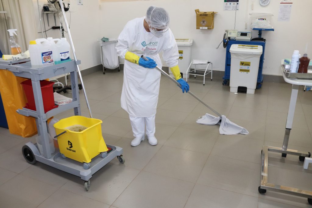 Hospital Regional de Ponta Porã (MS) intensifica limpeza em área de isolamento para pacientes com suspeita de Covid-19