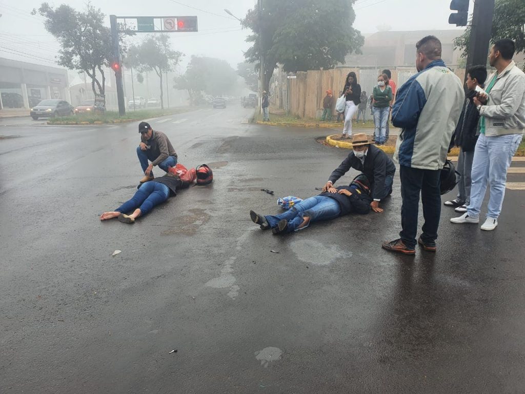 Duas mulheres ficam feridas em acidente com moto na Marechal Floriano 1