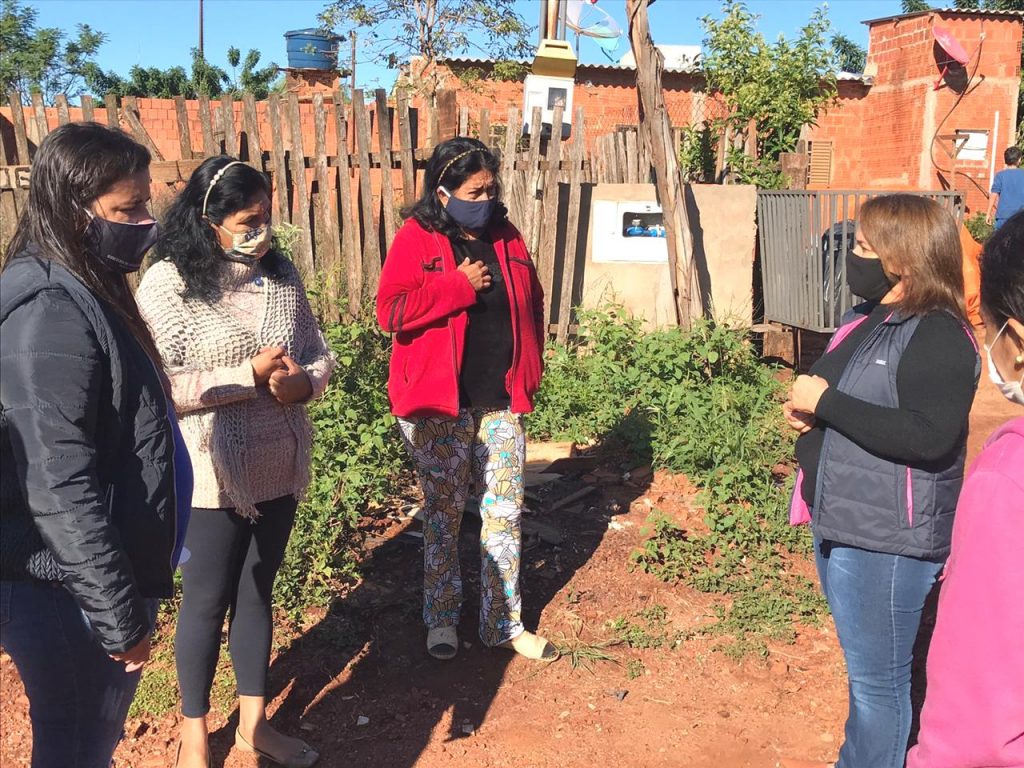 Prefeitura entrega máscaras a moradores na Ferroviária 2