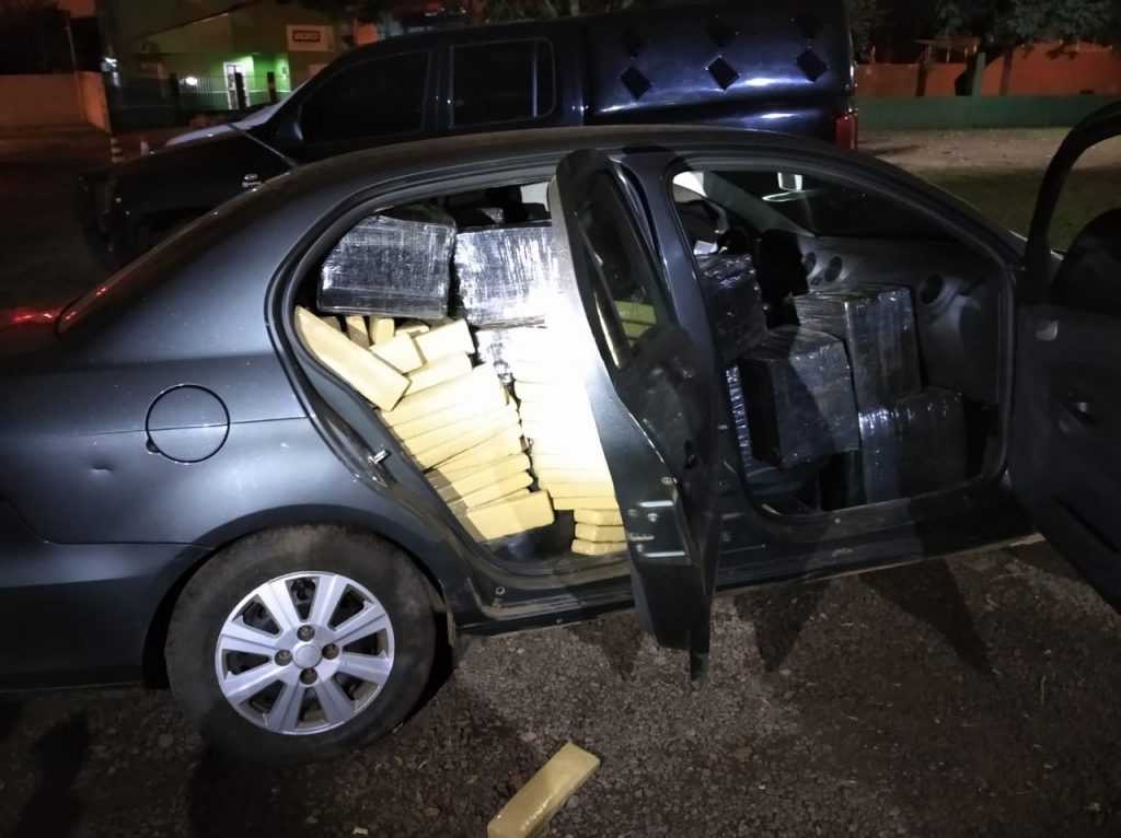 Durante perseguição policial traficante bate o carro e abandona carga de maconha em Ponta Porã