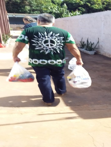 “Associação Afro-Brasileira , entrega cestas básicas para comunidade carente”. 1