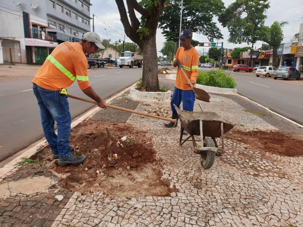 Prefeitura realiza limpeza, roçadas e tapa-buracos nesta segunda-feira em Ponta Porã