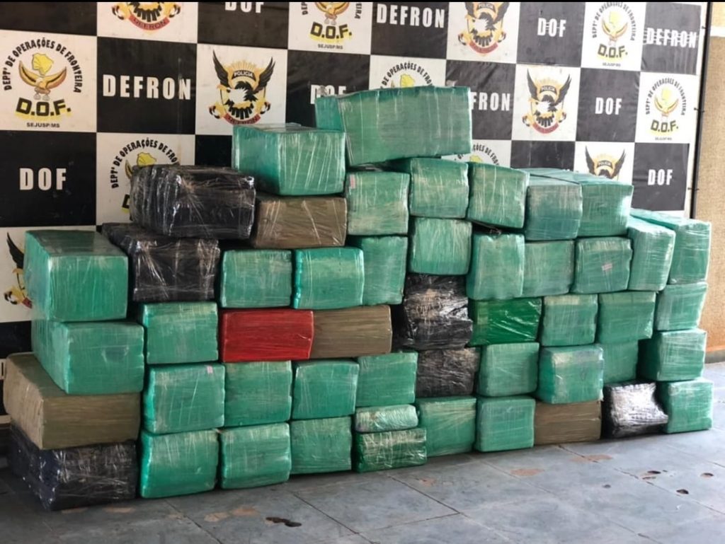 DEFRON, apreende 800 quilos de maconha que estavam armazenados em uma propriedade rural e efetua a prisão de 04 indivíduos 1