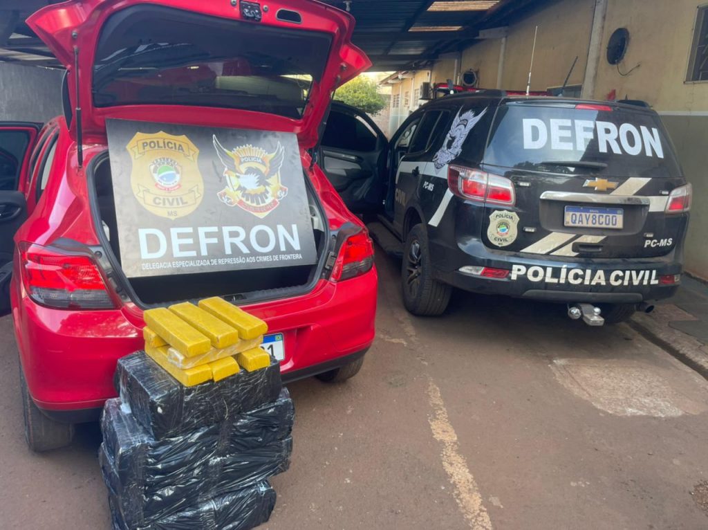 DEFRON, apreende 100 quilos de maconha que estavam sendo comercializadas por dois indivíduos no Jardim Karisma, em Dourados. DEFRON, apreende 100 quilos de maconha que estavam sendo comercializadas por dois indivíduos no Jardim Karisma, em Dourados.