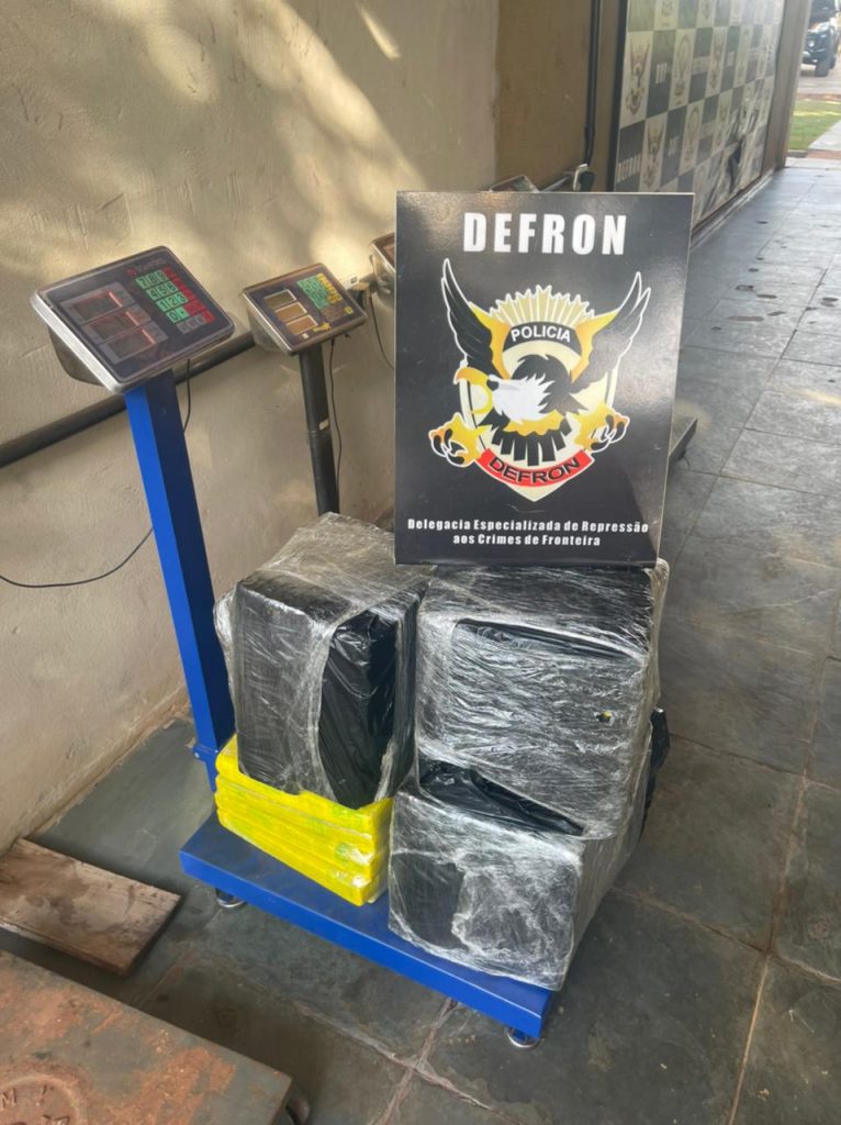 DEFRON efetua a prisão de caminhoneiro que transportava maconha na cabine do automóvel, visando se livrar da fiscalização policial