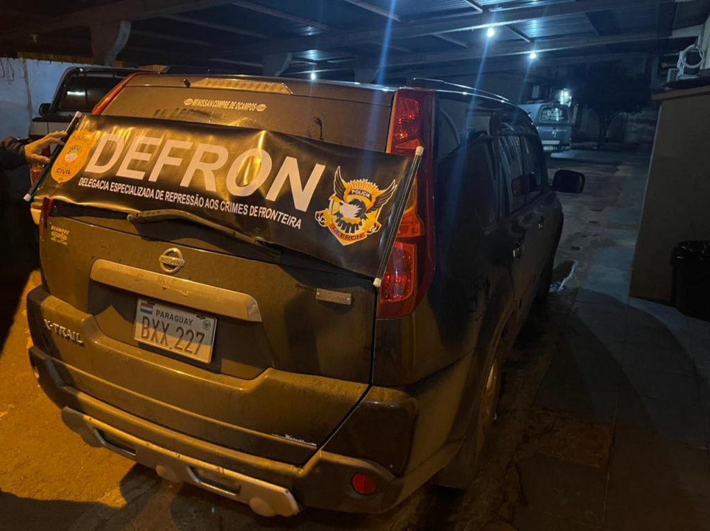 DEFRON, apreende dois fuzis calibre 5.56, em Ponta Porã, efetua a prisão de dois indivíduos e automóvel de luxo 1