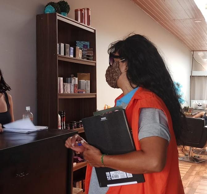 DEFESA CIVIL E GCMFRON NOTIFICAM ESTABELECIMENTO COMERCIAL COM VARANDA IRREGULAR NA ÁREA CENTRAL DE PONTA PORÃ