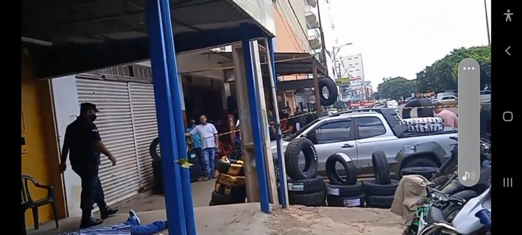 Homem é morto a tiros em oficina de motos no Paraguai Homem é morto a tiros em oficina de motos no Paraguai 3