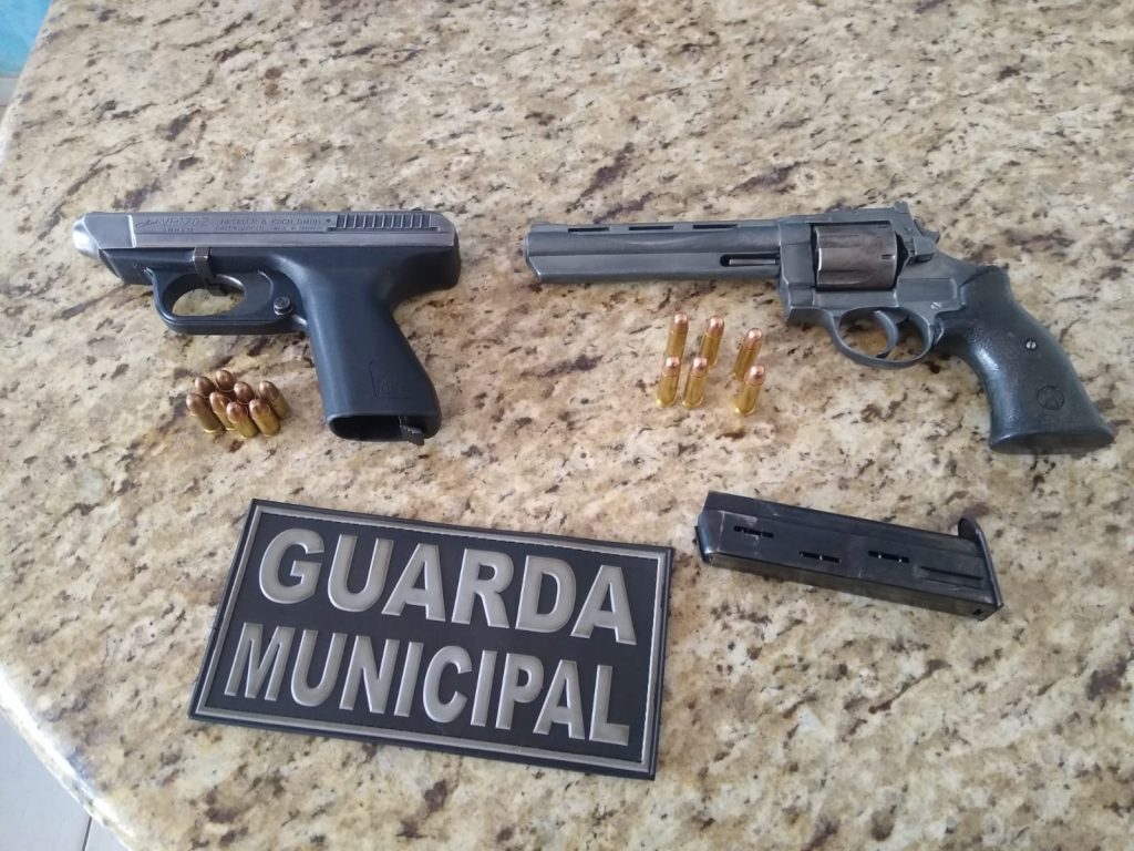 Guarda Municipal prende homens fortemente armados na rodoviária de Ponta Porã Guarda Municipal prende homens fortemente armados na rodoviária de Ponta Porã