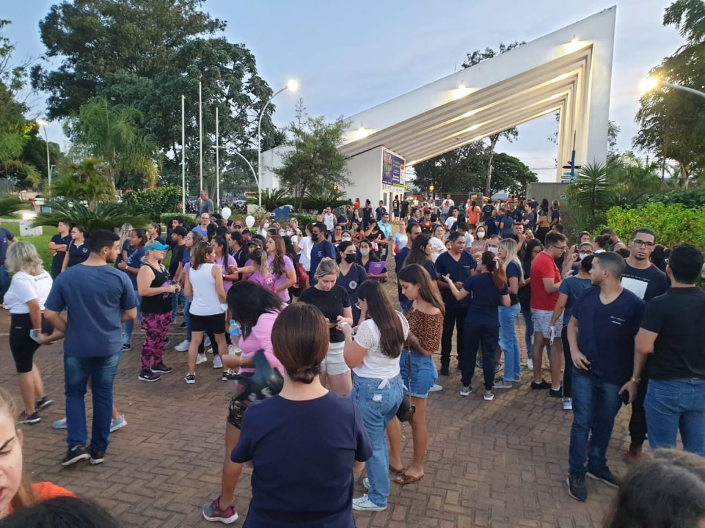 Palco para show do Raça Negra começa ser montado no Parque dos Ervais