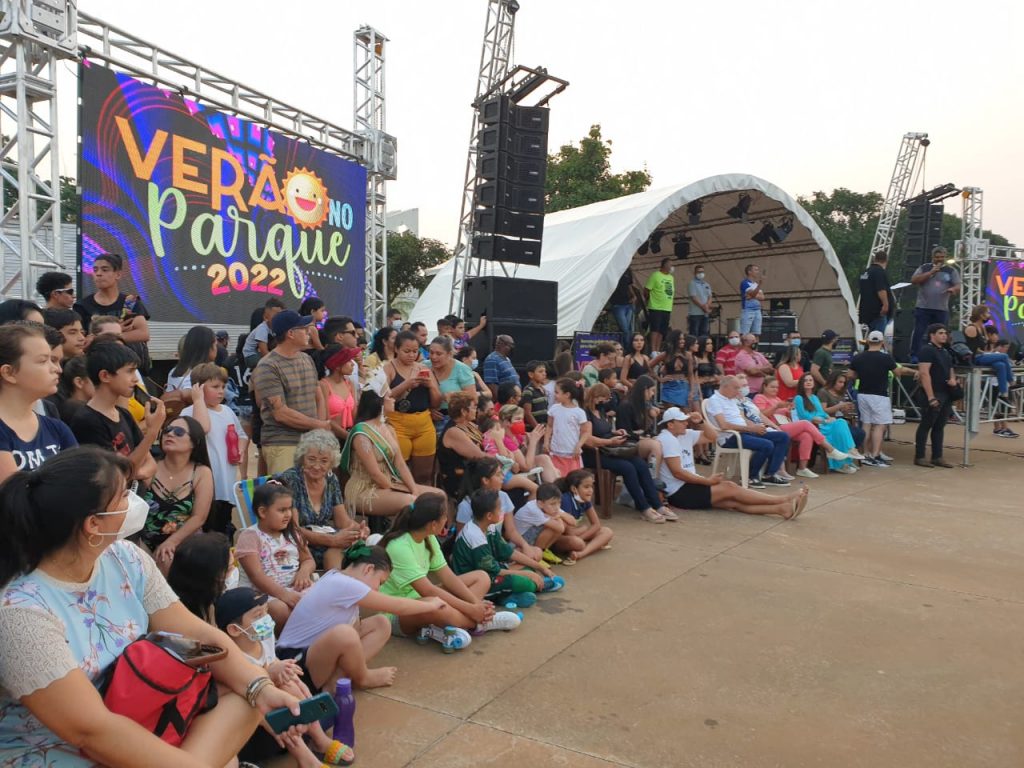 Palco para show do Raça Negra começa ser montado no Parque dos Ervais 2