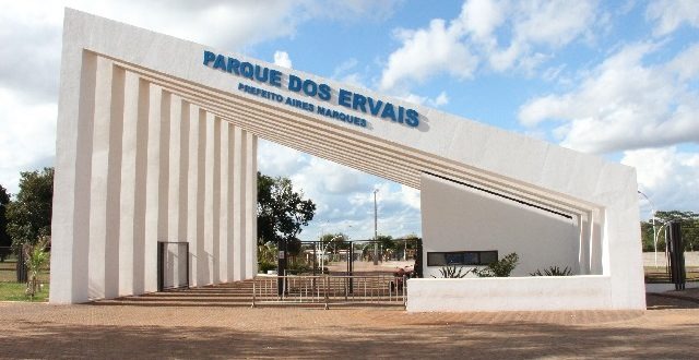 Palco para show do Raça Negra começa ser montado no Parque dos Ervais 1