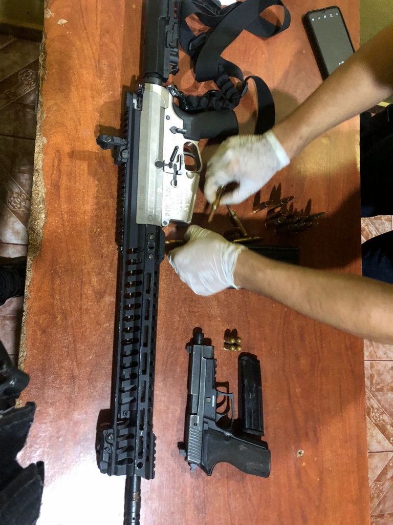 Polícia paraguaia apreende fuzil 762 durante abordagem a caminhonete