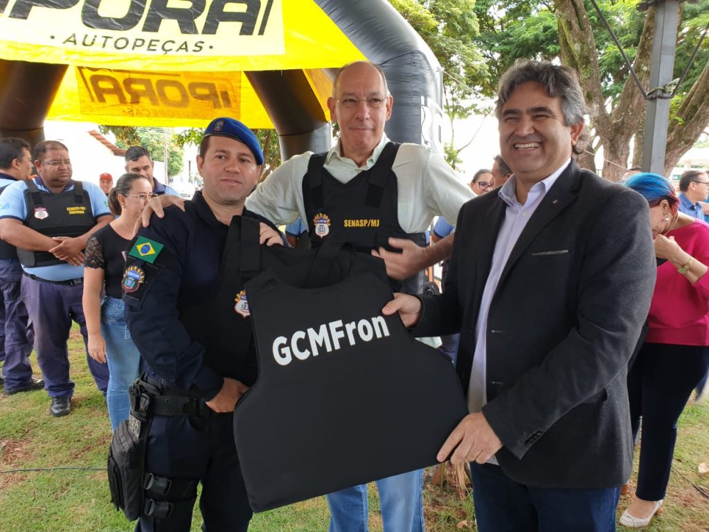Prefeito Hélio Peluffo entrega 100 coletes balísticos e autoriza a compra de 25 pistolas .40 para os agentes da Guarda Civil Municipal de fronteira