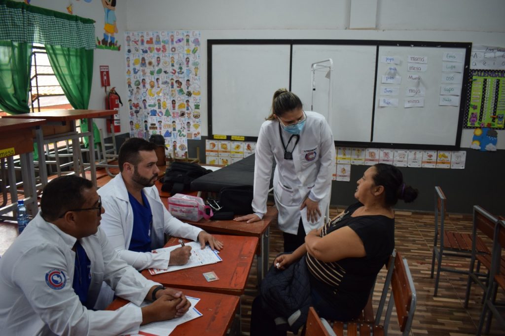 Moradores de Zanja Pytã recebem atendimento da Universidade Central do Paraguai