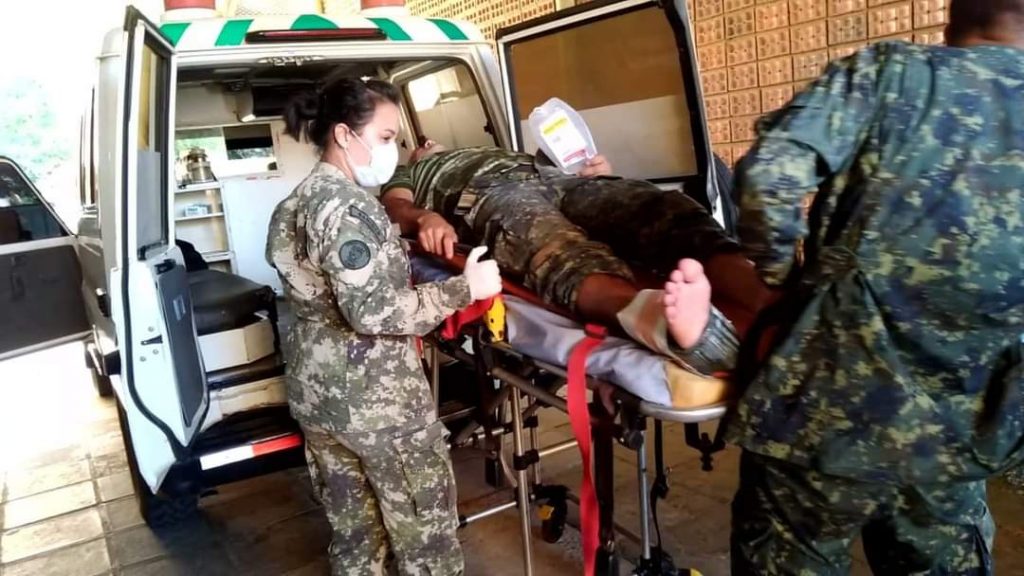 Explosivo enterrado na estrada destruiu completamente a frente de um veículo militar em Yby Yaú
