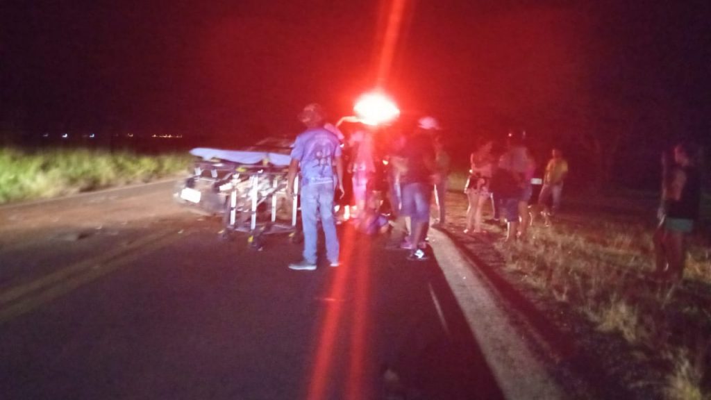 Colisão de forte impacto entre dois veículos deixa 4 jovens com escoriações leves e uma vítima em estado grave