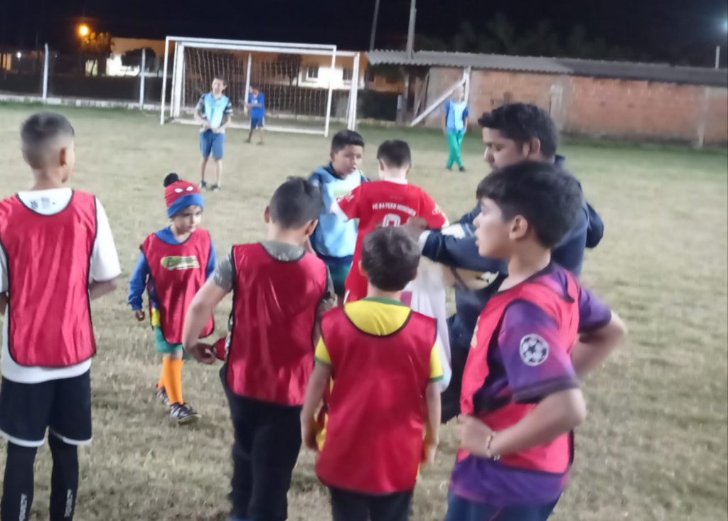 Projeto 'Bom de bola, bom na escola' leva futebol e atividades recreativas para crianças, em Ponta Porã