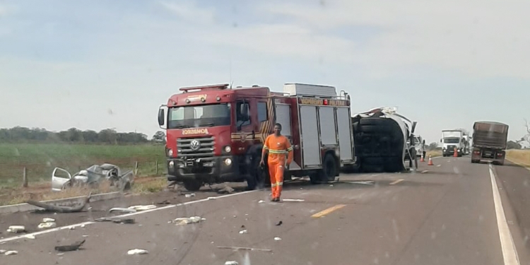 Condutor de caminhonete morre após colisão com caminhão na rodovia BR-267 Condutor de caminhonete morre após colisão com caminhão na rodovia BR-267