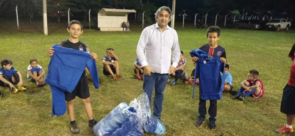 Escolinha de futebol recebe doações de moletons de frio da primeira dama Vânia Peluffo Escolinha de futebol