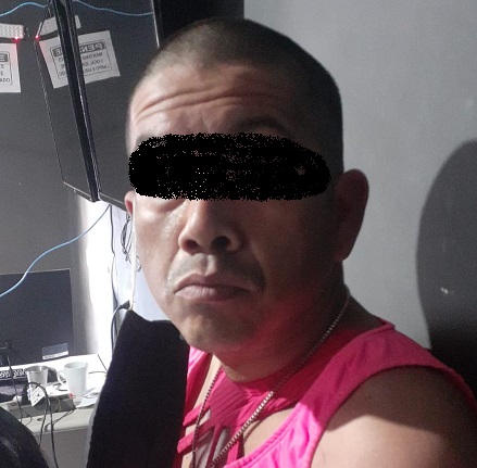 Homem preso "vestido de mulher" tem extensa ficha criminal