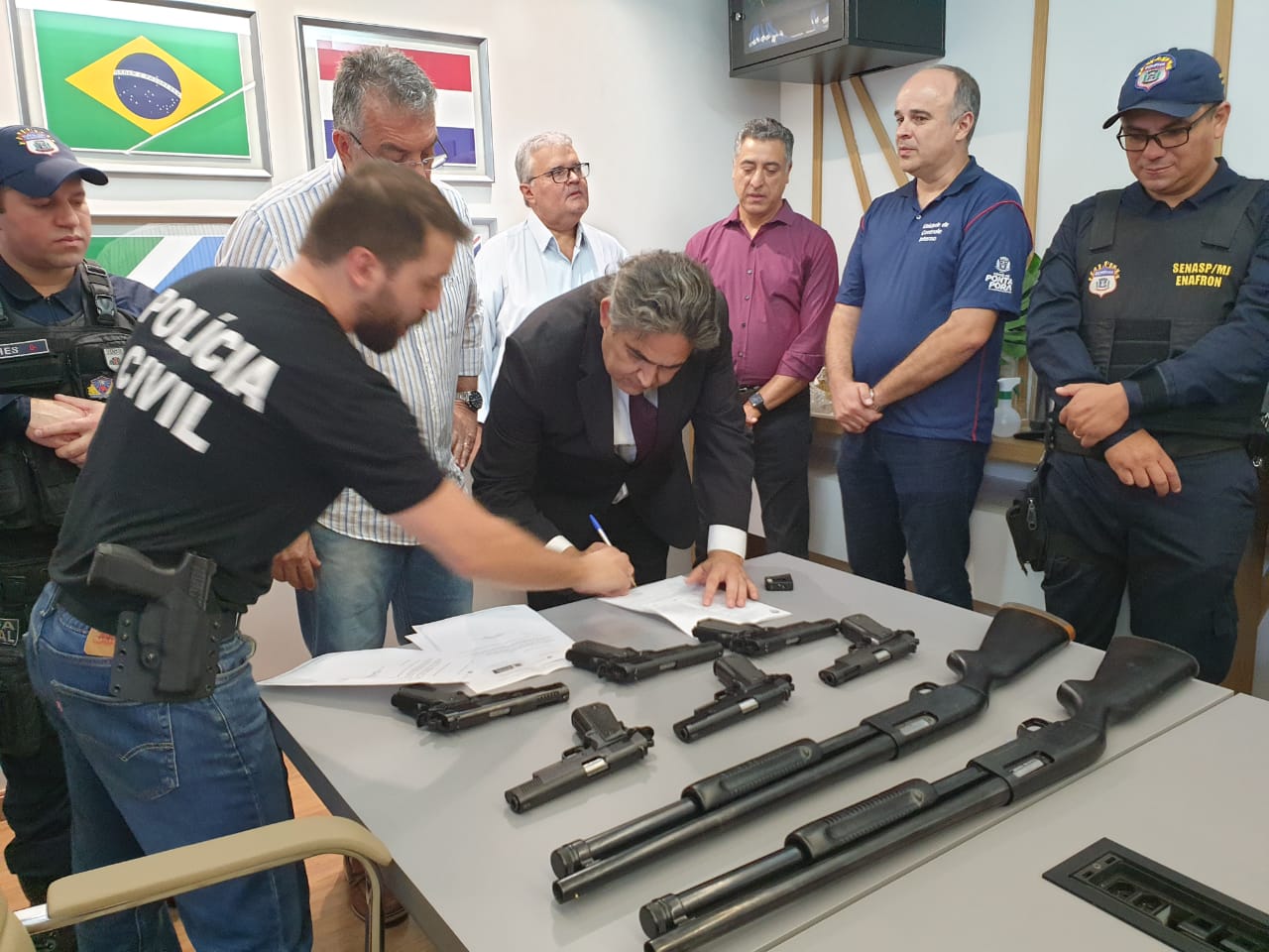 Em solenidade no gabinete do prefeito Hélio Peluffo, Sejusp entrega arsenal bélico da GCMFRON Em solenidade no gabinete do prefeito Hélio Peluffo, Sejusp entrega arsenal bélico da GCMFRON 3