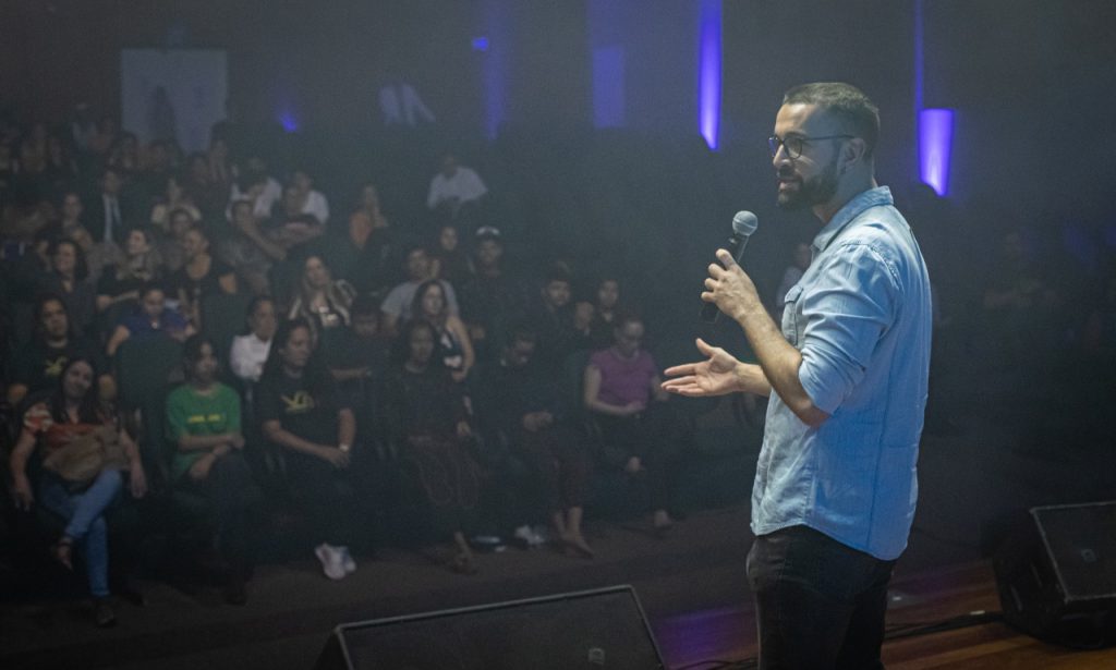 <strong>Peça divulga ciência e encanta 2 mil espectadores na estreia</strong> 1