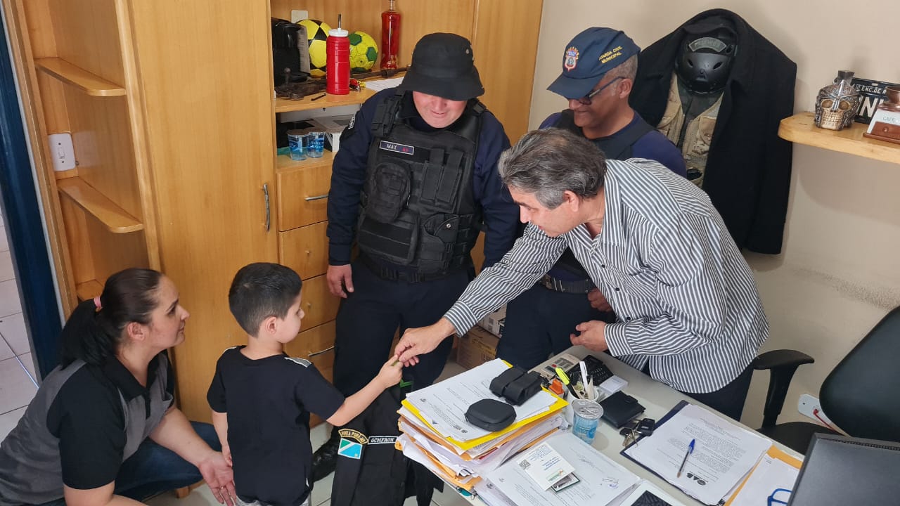 Menino que sonha em ser GCMFRON, recebe de presente uma farda e se emociona 2