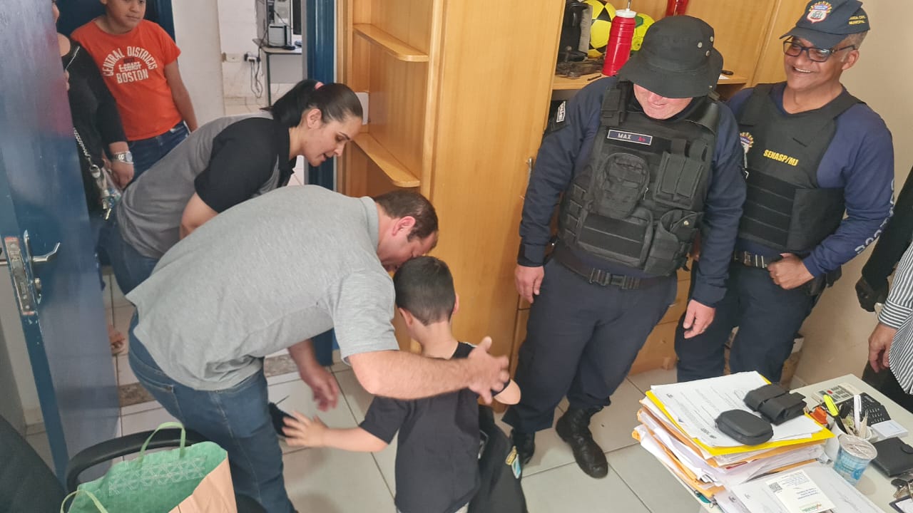Menino que sonha em ser GCMFRON, recebe de presente uma farda e se emociona