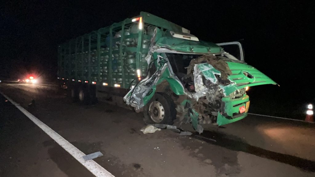 Médico morre e três ficam feridos em acidente entre ambulância e caminhão
