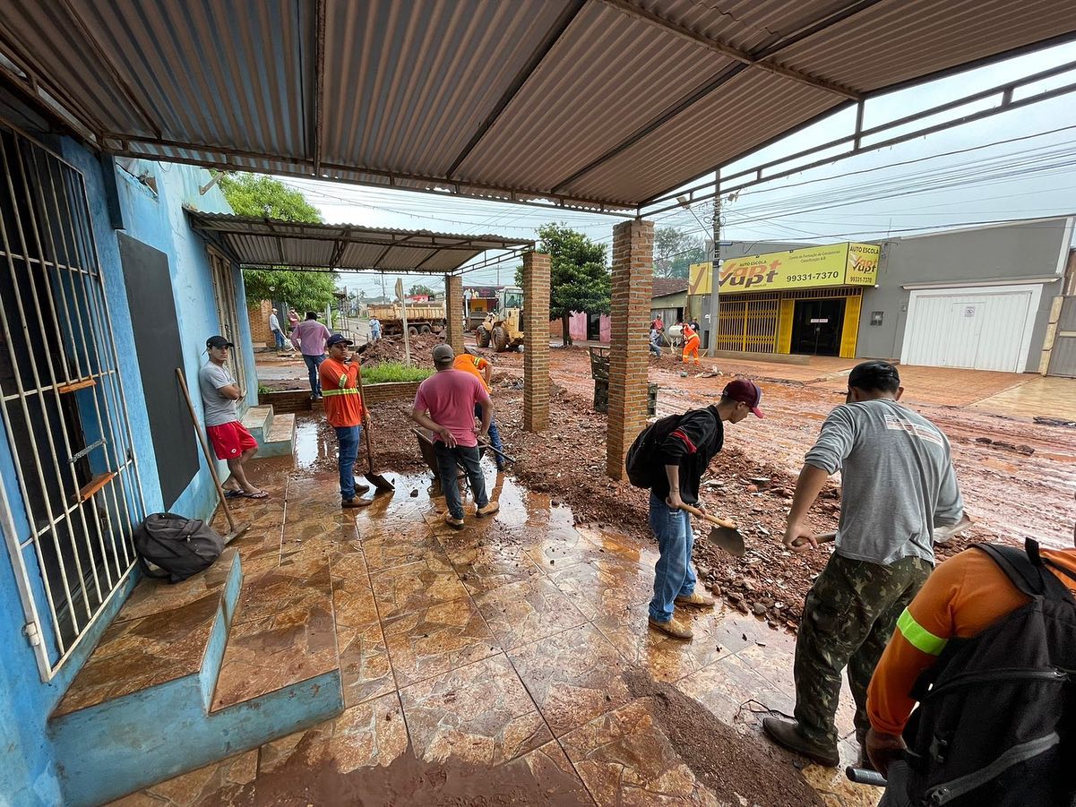 Temporal na madrugada castiga Ponta Porã Temporal na madrugada castiga Ponta Porã