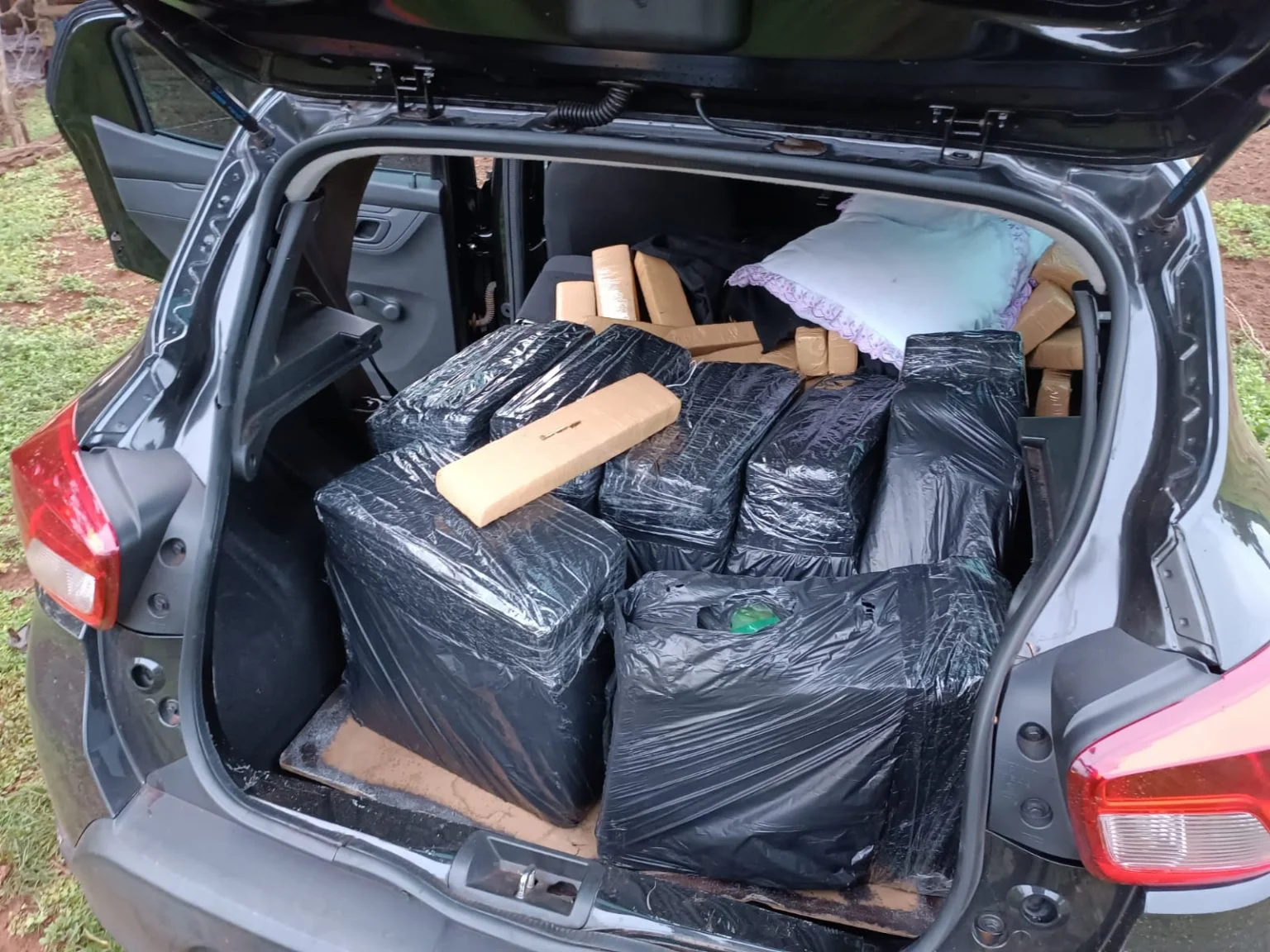 Casal foge da polícia com 326 kg de maconha