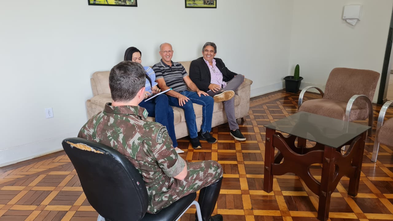 Presidente e membros dos Defensores da Fronteira se reúnem com o Comandante do 11RCMec