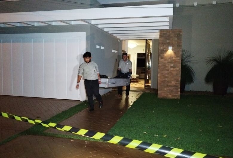 Um assaltante morreu em confronto com a polícia após invadir uma casa e render moradoras na noite de ontem (29) em Dourados