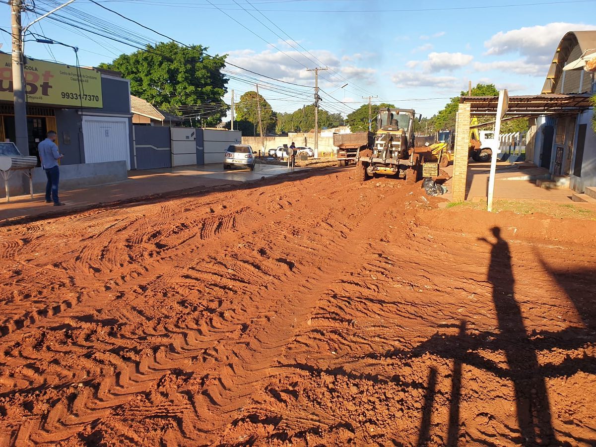 Prefeitura de Ponta Porã trabalha na reconstrução da rua 12 de outubro Prefeitura de Ponta Porã trabalha na reconstrução da rua 12 de outubro