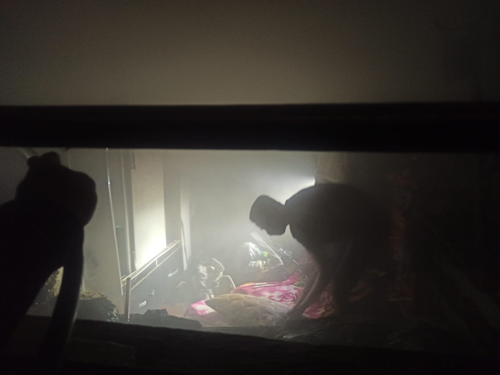 PMs de Itamarati arriscam suas vidas para proteger moradores durante incêndio criminoso PMs de Itamarati arriscam suas vidas para proteger moradores durante incêndio criminoso 4