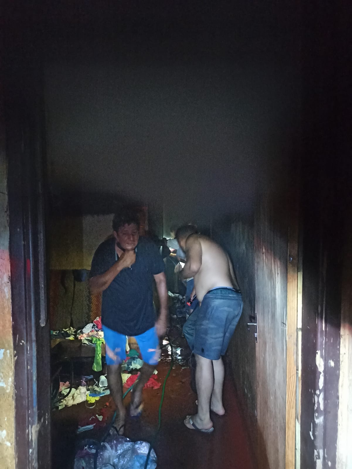 PMs de Itamarati arriscam suas vidas para proteger moradores durante incêndio criminoso PMs de Itamarati arriscam suas vidas para proteger moradores durante incêndio criminoso 3