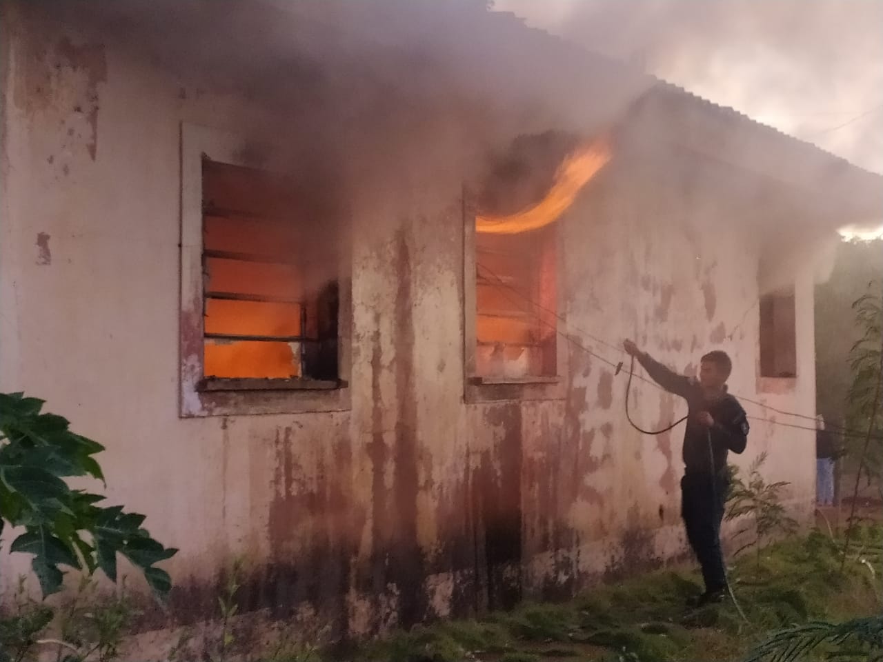 PMs de Itamarati arriscam suas vidas para proteger moradores durante incêndio criminoso PMs de Itamarati arriscam suas vidas para proteger moradores durante incêndio criminoso 1