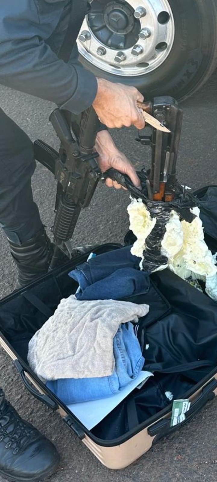 Polícia Militar apreende fuzil em ônibus interestadual de passageiros Polícia Militar apreende fuzil em ônibus interestadual de passageiros