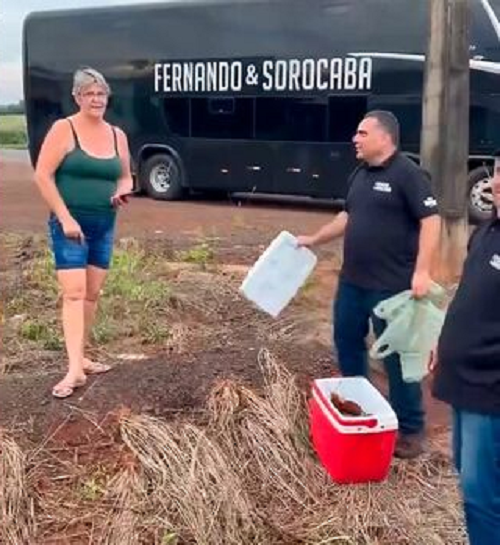 Durante sua passagem por MS, o cantor Sorocaba parou na beira da estrada para pegar mandioca