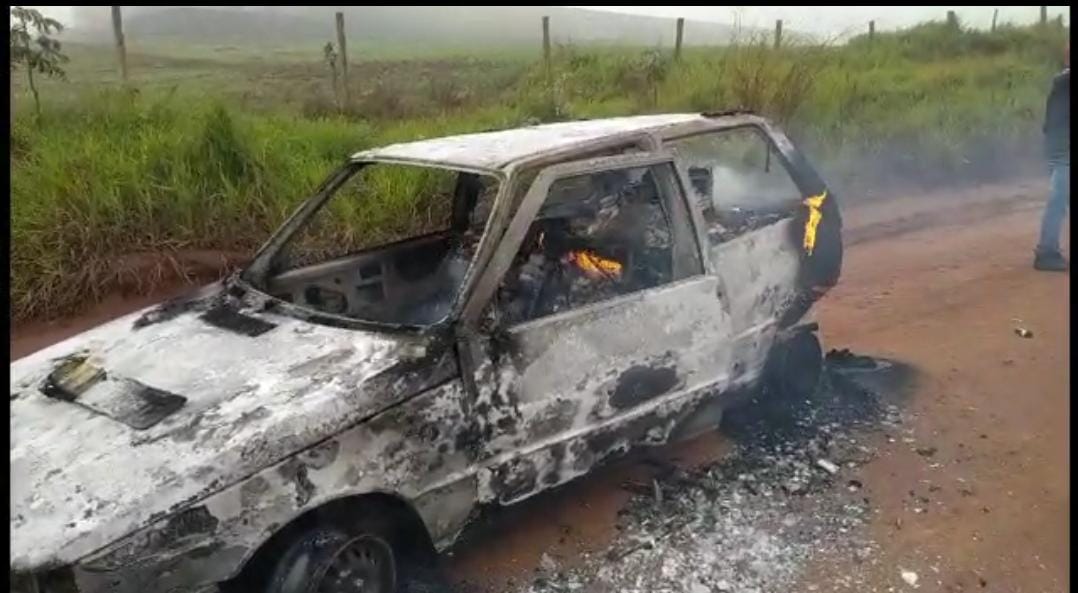 Veículo Fiat uno pega fogo em estrada de Sanja Pytã, com contrabando de cigarros