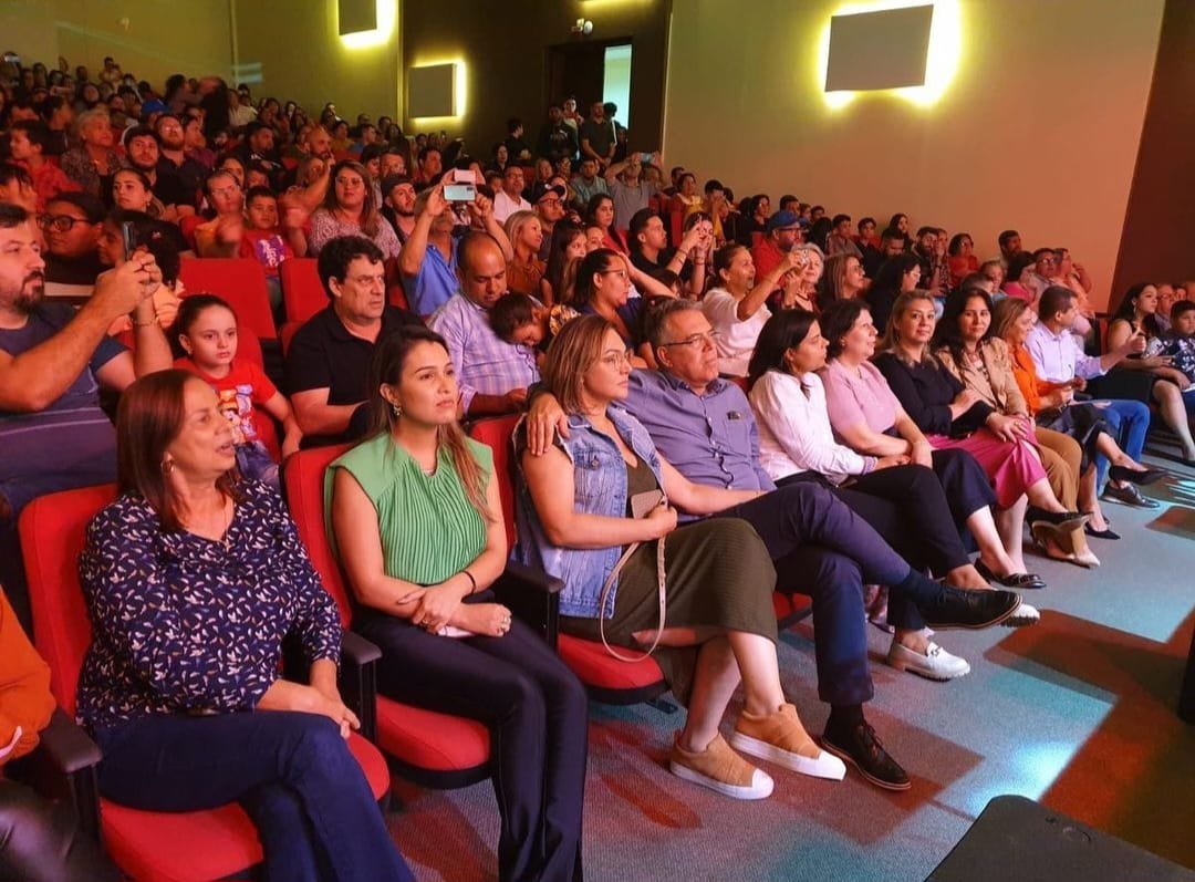 Crianças desenvolvem seus dons artísticos em recital de encerramento de curso de violão popular