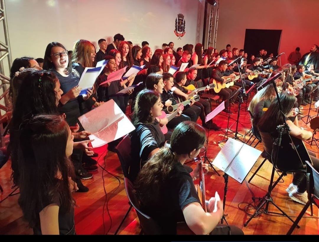 Crianças desenvolvem seus dons artísticos em recital de encerramento de curso de violão popular 6