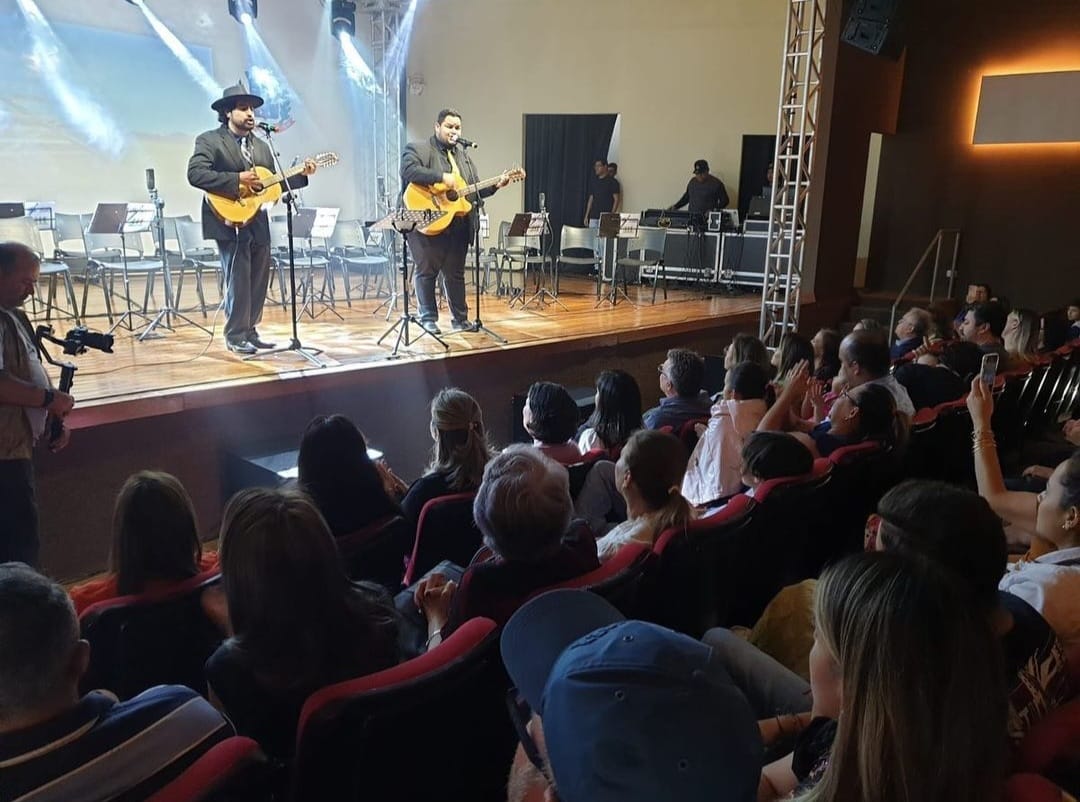 Crianças desenvolvem seus dons artísticos em recital de encerramento de curso de violão popular 8