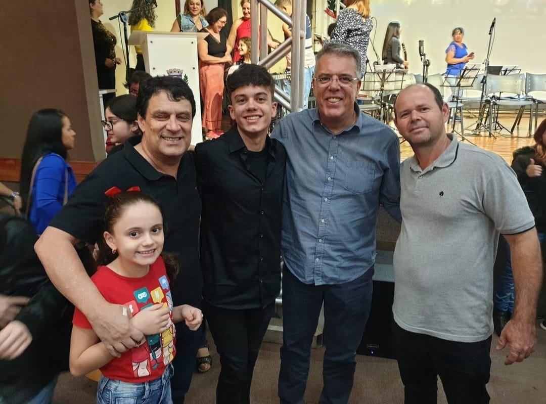 Crianças desenvolvem seus dons artísticos em recital de encerramento de curso de violão popular 2
