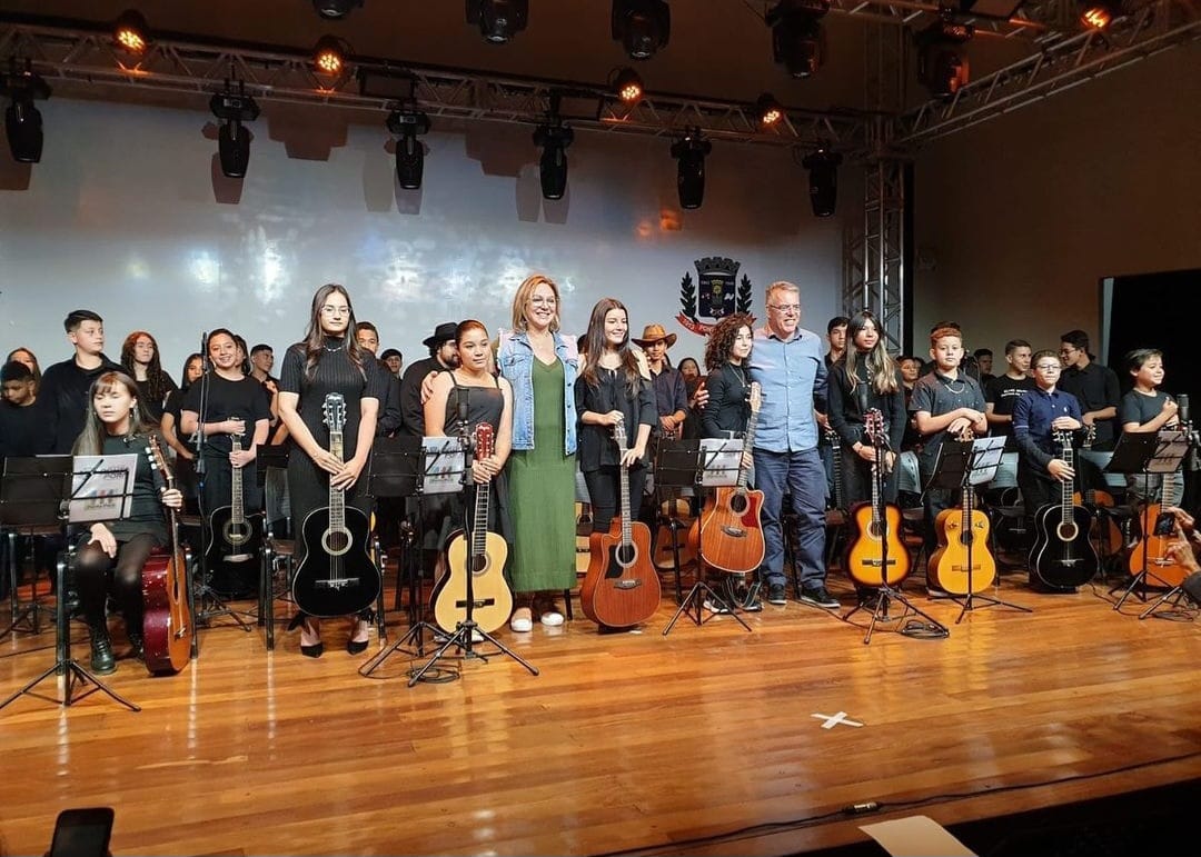 Crianças desenvolvem seus dons artísticos em recital de encerramento de curso de violão popular 5
